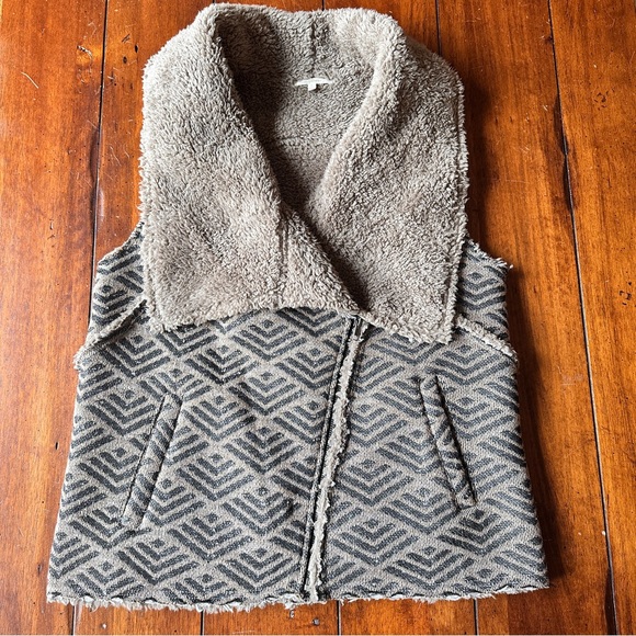 Mystery Large Geometric Sherpa Collar Vest - Picture 1 of 9